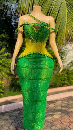 #kente #pinterest Modern African Dresses Wedding, Kente Styles For Graduation, Kente Dress Styles For Graduation, Kente Dress Styles Classy, Kente Outfits, Kente Dresses, African Skirt, Beads Clothes, Nigerian Dress