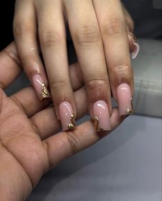 @Nailsssbyys 🫶🏽 Short Gold Chrome Nails, Short Gold Nails, Gold Nails Short, Gold Nails Acrylic, Trendy Short Nail Designs, Gold Chrome Nails, Acrylic Toe Nails, Marble Nail, Marble Nail Art