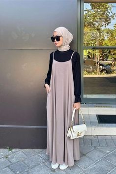 Ootd Sweater Oversize, Ootd Overall, Aesthetic Hijabi Outfits, Spill Ootd, Ootd Sweater, Jeans Oversize, Muslimah Fashion Casual, Oversize Outfit, Hijab Fashion Summer