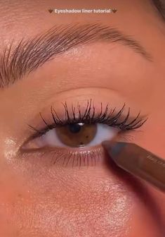 Eyeshadow Liner Tutorial, How To Draw Eyeliner, Perfect Makeup Tutorial, Eyeshadow Guide, How To Do Eyeshadow, Eyeshadow Liner, Liner Tutorial, Beginner Eyeshadow, Light Makeup Looks