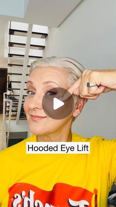 Makeup For Hooded Eyes Older Women, Eye Lifting Makeup, Make Up Hooded Eyes, Eyeshadow Techniques, Beauty Motivation, Hooded Eye Makeup Tutorial, Makeup Masterclass, 40 Makeup