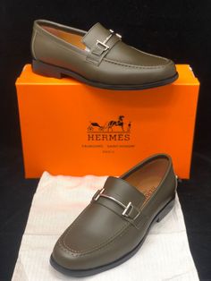 Ferragamo Shoes Mens, Mens Dress Shoes Guide, Mens Suit Accessories, Formal Shoe, Mens Casual Suits, Black Men Fashion Swag, Gucci Loafers, Man Shoes, Moccasins Mens