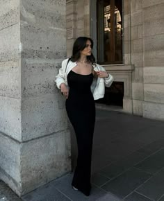 Styling Long Bodycon Dress, Black Dress Outfit Poses, Black Maxi Dress Street Style, Jackets With Long Dresses Outfit Ideas, Long Black Dress With Jacket, Slim Dress Outfit, Dress With Jacket Outfit Classy, Black Bodycon Dress Outfit Classy, Long Black Dress Outfit Casual