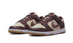 "I'm in love with the coco !"...C'est bien le thème de cette nouvelle Dunk Low qui reprend le code couleur du fruit tropical.  La Nike Dunk Low Plum Eclipse affiche une base en daim à la teinte "lait de coco". Plusieurs empiècements de cuir marron s'ajoutent à la structure imaginée par Peter Moore. Tout l'ensemble repose sur outsole translucide au look original.  Silhouette indispensable de la garde robe, la Dunk ne cesse de se réinventer grâce à ses éditions spéciales aux détails premium.  SKU Nike X Travis Scott, Low Air Jordan 1, Dunks Nike, Nike Sb Dunks Low, Nike Dunk High, Nike Brand, Nike Shox, Nike Sb Dunks, Air Jordan 3