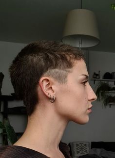 Queer Buzzcut, Buzzcut Grow Out, Buzz Cut Hairstyles Woman, Growing Out Buzzcut Women, Short Buzzed Hair Woman, Women’s Buzzcut, Mullet Buzzcut, Grown Out Buzzcut Women, Buzzcut Grow Out Stages