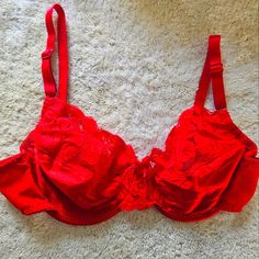 Never Worn, Beautiful Red Lace Women's Bra. 34c. Underwire, Triple Hook Closure. Adjustable Straps. Vanity Fair. Fitted Red Lace Bra, Red Bra, Womens Bras, Red Lace, Vanity Fair, Women's Intimates, Adjustable Straps, Vanity, Bra