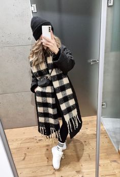 Brands Fashion, Stylish Mom, Europe Trip, Casual Winter Outfits, Casual Coat, Winter Wardrobe, Fashion Brand, Winter Outfits