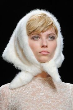 Honey Brand, Head Scarf Styles, Ski Fashion, Feather Hat, Original Fashion, Ermanno Scervino, Beauty And Fashion, Fabric Bags