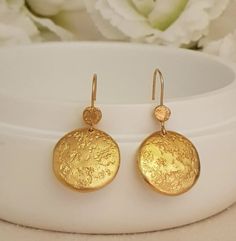 These bohemian earrings feature hammered discs attached to ear wires. Suitable for everyday wear, lightweight and comfortable. The perfect way to add personality and a little sparkle to your ears!  Perfect as a gift for yourself or for a loved one!  Specifications: ◈ Each disc is 19mm (0.74 inches) in diameter ◈ Thickness: 0.8mm (0.03 inches) ◈ Each earring measures 19mm (0.74 inches) wide by 37mm (1.45 inches) long.  ◈ Material: My earrings are made of 2 micron of 18k gold plating over brass, o Gold Disc Earrings, Thick Gold Ring, Dangle Earrings Gold, Gold Earrings For Women, Hammered Earrings, Vintage Style Earrings, Gold Dangle Earrings, Coin Earrings, Gold Disc