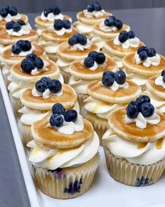 Buffet Food Recipes, Blueberry Pancake Cupcake Recipe, Brunch Pancakes Ideas, Blueberry Pancake Cupcakes, Breakfast Theme Cupcakes, Breakfast Themed Cupcakes, Blueberry Cupcake Recipes, Cupcake Presentation Ideas, Pancake Treats