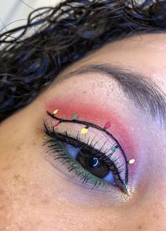 Cut crease w/ Christmas lights Christmas Lights Eyeliner, Christmas Light Eyeliner, Christmas Light Makeup, Christmas Graphic Eyeliner, Christmas Eyeshadow Looks Easy, Cute Christmas Makeup Looks, Christmas Graphic Liner