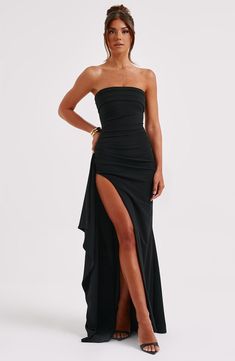 Feel like a siren in Zafira, our timeless maxi made in luxury double stretch crepe that moulds to your body for a heavenly fit. With a strapless neckline and ruched detailing, this showstopping look has a thigh high split and drape ruffle to one side. 



Colour: Black.

Luxury double stretch crepe.

Strapless.

Ruched detailing.

Moulds to body figure.

Thigh high split.

Drape ruffle detail.

Maxi length.

Model is an XS and is wearing an XS.

 Size: XS, S, M, L, XL, XXL Black Tie Maxi Dress, Baju Pengapit, Split Long Dress, Satin Style, Irregular Dress, 파티 드레스, Boat Neck Dress, Tube Top Dress, Langer Rock