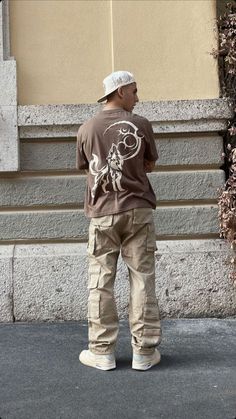 Movie Date Outfits Men, Streetwear Fashion With Hat, Y2k Fashion For Men, Streetwear Fashion Men Aesthetic, Urban Street Style Streetwear Fashion Men, Y2k Style Men, Cargo Pants Outfit Men, Streetwear Fashion Men