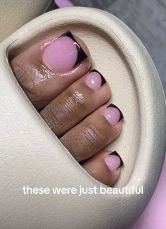 Colored French Tip Pedicure, Pink French Tip Nails And Toes, Short Acrylic Toes, Toe Nail Inspo Summer, Black French Tips Toes, Black Gel Toes, Black And Pink Toe Nails, Pink French Toe Nails, Black French Tip Toenails