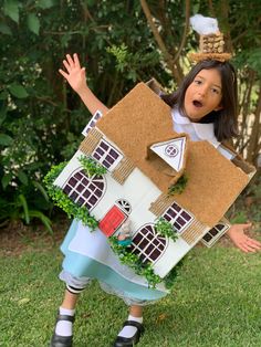 Alice In Wonderland House Costume, Alice In Wonderland House, Literary Party, Wonderland House, Alice In Wonderland Play, House Costume, Beautiful Halloween Makeup, Fancy Dress Competition