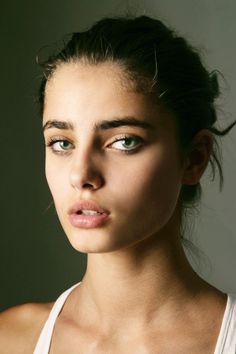 taylor hill Diy Serum, Pose Model, Thick Brows, Taylor Marie Hill, Bold Brows, 얼굴 그리기, Luscious Hair, Thick Eyebrows, Home Remedies For Hair