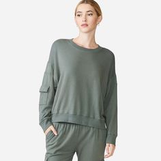 New With Tag Monrow Patch Pocket Sweatshirt In Green. Size Large. Details: Super Luxe With Just The Right Amount Of Slouch, Monrow's Patch Pocket Sweatshirt Is Ideal For Relaxing Rest-Days And Slow Flow Sessions. Meanwhile, A Stylish Patch Pocket Adds An Extra-Cool Twist. Arm Pocket Slouchy Fit Super-Soft Lightweight Measurements: Length- 24.5” Pit To Pit- 24” J1 Spring Loungewear Tops With Crew Neck, Casual Loungewear Tops With Ribbed Cuffs, Relaxed Long Sleeve Tops With Pockets, Long Sleeve Tops With Pockets For Loungewear, Oversized Crew Neck Top With Pockets, Comfortable Loungewear Tops With Ribbed Cuffs, Comfortable Tops With Ribbed Cuffs For Loungewear, Athleisure Crew Neck Tops For Layering, Comfortable Green Tops For Loungewear