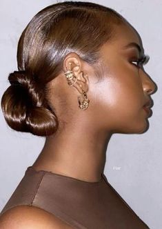 Low Bun, Penteado Cabelo Curto, Baddie Hairstyles, Hair Inspo Color, Afro Hairstyles, Aesthetic Hair, Hair Skin, Hair Looks, Hair Goals