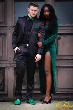 Matching Outfits For Couples Formal, Prom Matching Couples, Matching Prom Outfits For Couples, Prom Matching Couples Outfits, Green Prom Dresses Mermaid, Green Prom Couple, Prom Couples Outfits, Prom Outfit Ideas, Prom 2k23