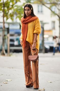 See the cute, street style-inspired work outfits we're trying this season and think you should too! Casual Chic Outfits, Street Style 2018, Style Désinvolte Chic, Cute Work Outfits, Beige Outfit, Paris Fashion Week Street Style, Office Look, Spring Street Style, Casual Chic Outfit