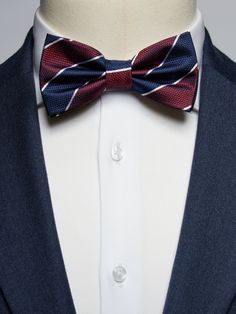 Striped bow ties – striped bow tie pre-tied Striped bow ties are a constant in our everyday wardrobe. We prefer to wear our striped bow ties together with either a plain shirt or a striped shirt. You could also wear it with checks. One classic neat outfit is a V-neck sweater, plain white shirt, a pair of chinos and a striped bow ties. It’s no problem to match your striped tie with a bold patterned pocket square.  Material: 100% Silk Dapper Satin Bow Tie, Red Butterfly Knot Bow Tie For Black Tie Events, Fitted Red Bow Tie For Black Tie Events, Dapper Bow With Butterfly Knot, Classic Summer Bow Tie With Decorative Bow, Fitted Business Ties With Butterfly Knot, Dapper Tie With Butterfly Knot For Black Tie Events, Dapper Butterfly Knot Bow For Party, Party Bow Tie With Red Bow