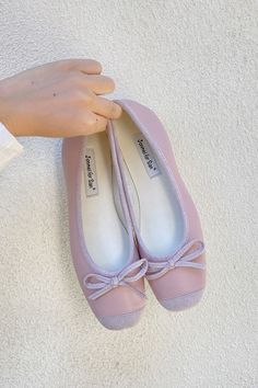 These delicate ballet flats feature a contrasting texture and are adorned with a charming bow Feminine Ballet Flats With Bow, Feminine Bow Flats For Spring, Spring Bow Ballet Flats Slip-on, Spring Slip-on Ballet Flats With Bow, Summer Feminine Ballet Flats With Bow, Feminine Summer Ballet Flats With Bow, Feminine Pink Ballet Flats With Bow, Feminine Closed Toe Ballet Flats With Bow, Elegant Pink Ballet Flats With Bow