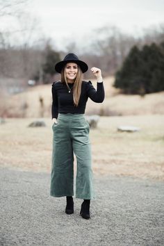 Wide Leg Cropped Pants Outfits Winter, Wide Leg Cropped Pants With Boots, Ankle Pants With Boots, Cropped Pants Outfit Winter, Wide Leg Cropped Pants Outfit, Cropped Wide Leg Pants Outfit, Wide Leg Pants Outfit Fall, Cropped Pants Winter, Ankle Jeans Outfit