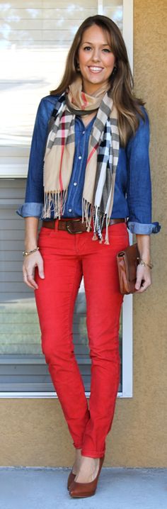 would prob due a light chambray top with red bottoms and tan flats! photo from jseverydayfashion.com Red Jeans Outfit, Outfit Pantalon Rojo, Red Pants Outfit, Mode Tips, Red Jeans, Elegante Casual, Stylish Work Outfits, Red Pants, Red Outfit