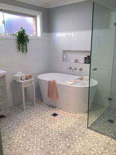 stylish modern bathroom flooring decor ideas Light Bathroom Flooring, Queenslander Bathroom Renovation, Modern Bathroom Flooring, Beautiful Bungalows, Small Bathroom With Bath, Hamptons Bathroom, Bathroom Inspo Interior Design, Bathroom Flooring Ideas, Queenslander Renovation