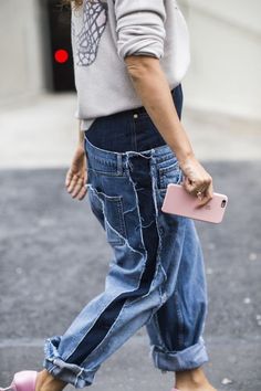 旬スタイルに早変わり!いま買い足すべきはこの“パンツ”-STYLE HAUS(スタイルハウス) Walking Down The Street, London Fashion Week Street Style, Denim Outfits, Denim Trends, Denim Details