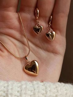 Heart Shaped Pendant Necklace, Women's Jewelry Sets, Gold Collar, Heart Shaped Earrings, Metal Heart, Jewelry Lookbook, Heart Shape Pendant, Fancy Jewelry, Necklace Women