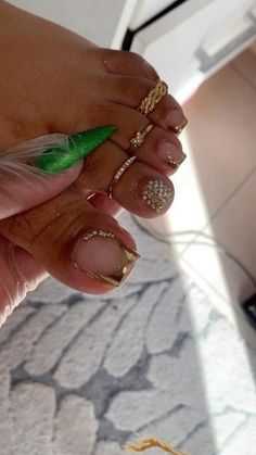 Gold Toe Nails Ideas, Vacation Nails Black Women, Gold Toe Nails, Glitter Toe Nails, Ballerina Acrylic Nails, Hard Gel Nails, Edge Nails