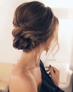 Top 8 wedding hairstyles for bridal veils Sanggul Modern, Wedding Hair Up, Hairstyle Inspiration, Updos For Medium Length Hair, Wedding Hair Inspiration, Low Bun, Penteado Cabelo Curto, Wedding Hairstyle, فستان سهرة