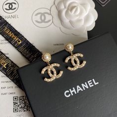 1:1 REPLICA JEWELRY   This product is of the best quality.  The production time is 3-5 working days.  Includes box, dust bag, care manual, booklet, card, bill of sale.. Chanel Stud Earrings, Replica Jewelry, Chanel Earrings, Chanel Jewelry, Air Jordan 3, Classic Gold, Color Dorado, Beaded Tassels, Jewelry Packaging