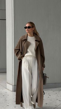 Warm City Outfits, Early Spring Casual Outfits, Classy Casual Fall Outfits, Monochromatic Beige Outfit, Monochrome Beige Outfit, Minimal Fall Fashion, Winter Work Fits, Claire Rose Style, Winter Classic Outfits