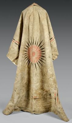 ROBE DE «MEDICINE MAN» en peau de bison peinte. Circa 1840-1850 Mandan ou Hidatsa, Haut-Missouri, U.S.A. Belle, très importante et rarissime robe de buffalo peinte d'un motif central du type «Feathered… - Eve - 09/12/2013 Navajo Clothing, Buckskin Dress, Native Artwork, Medicine Man, Fur Dress, First Peoples, Native American Artifacts, Glad Rags, American Indian Art