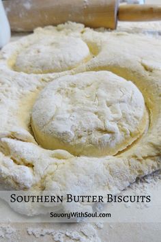 how to make delicious flaky southern biscuits on a baking sheet with text overlay that reads, how to make delicious flaky southern biscuits