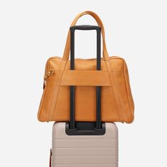 Taytu Weekender Bag – Parker Clay Long Weekend Trips, Number Gifts, Large Leather Bag, Leather Weekender, Weekend Travel Bags, Sustainable Leather, Leather Travel Bag, Best Bags, Leather Travel