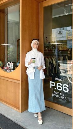 Off White Hijab Outfit, Skirt And Hijab Outfit Ideas, Casual Skirt Outfits Hijab, Styling White Button Up Shirt, Hijab Fashion Skirt Outfits, White And Denim Outfits Hijab, Denim White Outfit Hijab, Denim Maxi Skirt Outfit Hijab, Hijabi T Shirt Outfit