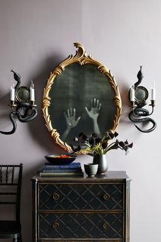 Halloween Decorations Indoor Scary, Haunted Mirror, Halloween Mirror, Black Calla Lily, Halloween Decor Diy, Diy Halloween Decor, Halloween Lanterns