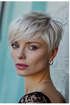 Kurze blonde Haare mit Pony: 56+ frische Looks - hairtastic.de Blond Pony, Style Bob, Funky Short Hair, Head Games, Layered Haircuts For Medium Hair, Hair 2024, Hair Haircuts, Haircuts For Medium Hair, Short Hair Haircuts