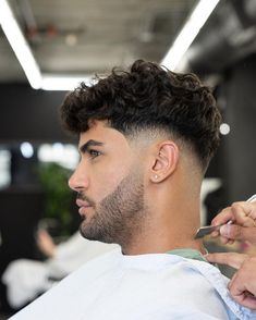 Have you got curly hair and looking for a new style to call your own? Check out 18 of the best low fade curly hair styles for men and take your pick. Click the article link for more photos and inspiration like this // Photo Credit: Instagram @greymatterla // #curlyfade #curlyfadehair #dropfade #fadehaircut #lowcurlydropfade #lowfade #lowfadecurlyhair #lowfadecurlyhaircut Mid Taper Fade, Low Fade Curly Hair, Mid Taper, Undercut Curly Hair, Mid Fade Haircut, Low Taper Fade Haircut, Low Taper Fade