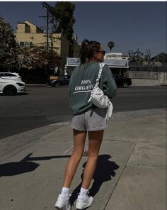 Balenciaga Purse Outfit, Balenciaga Bag Aesthetic, Balanciaga Bag, Balenciaga Bag Outfit, Jacquemus Bag Outfit, Emma Leger, Balenciaga Bag, Sporty Outfits, 로고 디자인