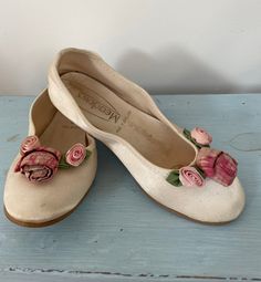 Fabulous vintage childs cream coloured with pink decorative roses. Just a beautiful decorative piece! In excellent condition they are 8 inches long.  These say size 35 length is 6.5 inches of leather to toe and approx 8.5inches when standing. 1800 Shoes, Vintage Flats Shoes, Nana Costume, Vintage Slippers, Shoe Illustration, 1930s Shoes, Oc Clothes, Flower Slippers, Century Shoes