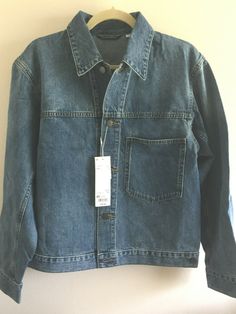 -- Uniqlo Men U Denim Jacket from U 2019 Spring/Summer series -- Brand New with tag -- Type: Denim Jacket -- Color: 45 Blue -- Size: Extra Small -- Material: 100% Cotton - 10oz denim -- Proximate measurement based on the info from company site (the actual item may have slight deviation)           Body length back:   23 inch / 58.5 cm      Shoulder Width   :   19 2/7  inch / 49 cm      Body Width         :   19 2/3 inch / 50 cm      Sleeve Length    :    24 inch / 61 cm -- Features: 1pocket; can Summer Outerwear With Pockets In Washed Blue, Summer Washed Blue Outerwear With Pockets, Everyday Blue Denim Jacket For Summer, Summer Blue Denim Jacket For Everyday, Everyday Summer Blue Denim Jacket, Blue Denim Jacket For Summer, Dark Wash Denim Jacket With Patch Pockets For Spring, Casual Uniqlo Outerwear With Pockets, Uniqlo U