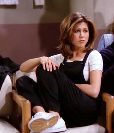 Rachel Green Overalls, Rachel Monica And Phoebe, Green Overalls Outfits, Monica And Phoebe, Friends Rachel Outfits, Estilo Rachel Green, 90s Fashion Icons, Fran Fine Outfits, Rachel Green Friends