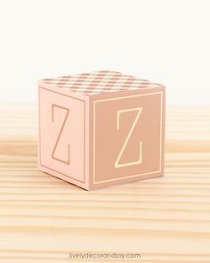 Paper building block in farmhouse colors. It has the letter Z on the sides and is on a wood table or shelf. Paper Cube, Vintage Alphabet, Abc Blocks, Diy Vintage Decor, How To Make Banners, Scoring Tool, Alphabet Blocks, The Fold Line, Bone Folder