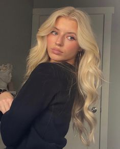 Curled Blonde Hair, Medium Fine Hair, Prom Hair Medium, Blonde Aesthetic, Bleach Blonde Hair, Honey Blonde Hair, Blonde Hair Inspiration, Honey Hair