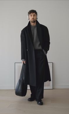 Mesomorph Men Outfit, Mens Winter Fashion Formal, 90s Winter Outfits, Travel Outfit Fall, European Fall Outfits, Fall Travel Wardrobe, Black Coat Outfit, Winter Outfits For Men