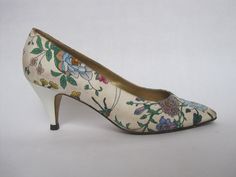 Gucci vintage floral pumps, from the 1980's. Crafted in Multicolored satin, and white leather. Finely stitched. In Good vintage condition, shows normal signs of wear throughout. Size: 39 B Measures: Insole:  Ball (sole): 3'' Heel: 3'' Marked: GUCCI Made in Italy Authentic. Vintage Low Heel Heels For Spring, Vintage High Heel Court Shoes For Spring, Retro Spring Court Shoes With Almond Toe, Retro Almond Toe Court Shoes For Spring, Vintage Pointed Toe Court Shoes For Spring, Cream Court Shoes For Spring, Vintage White Heels For Spring, Retro Spring Court Shoes For Formal Occasions, Retro Spring Formal Court Shoes